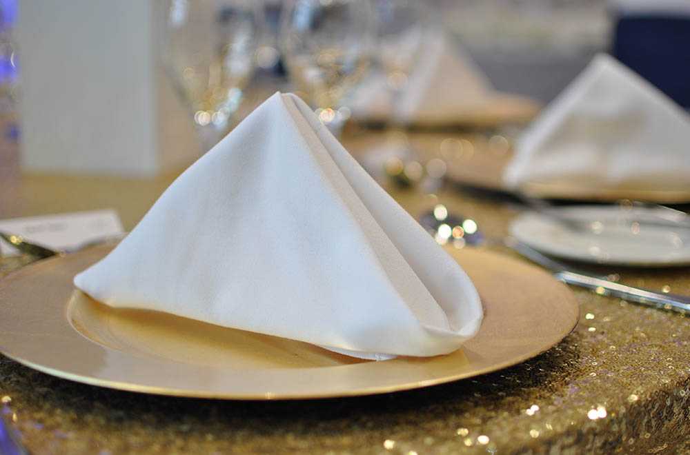 Golden charger plate with gold sequin table cover